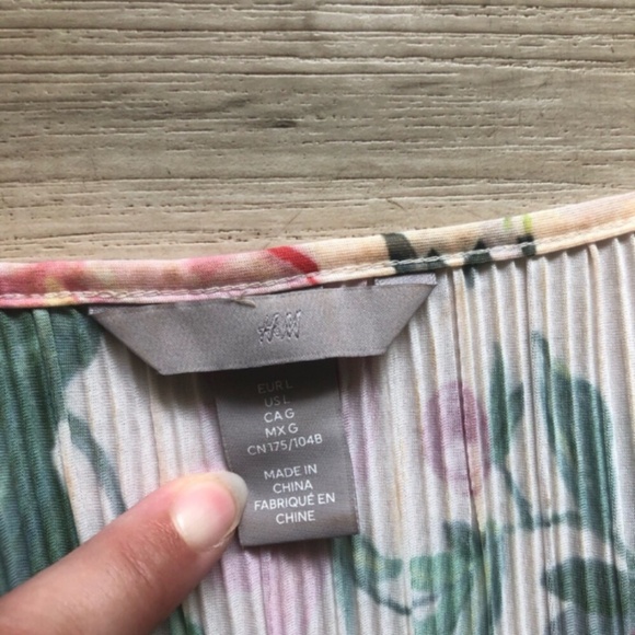 H&M Tropical Floral V-Neck Dress - Picture 5 of 6